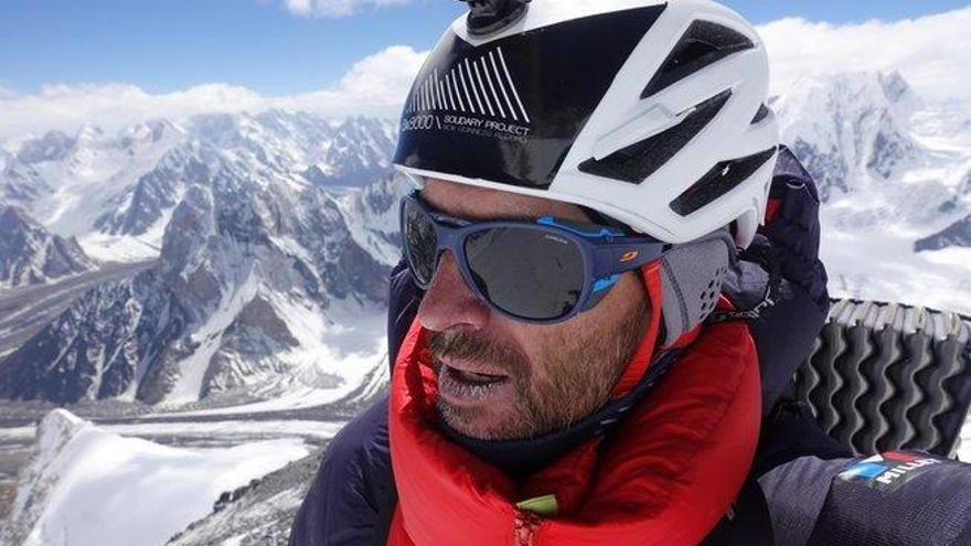 El sordociego Javier García Pajares corona la montaña más alta de Europa