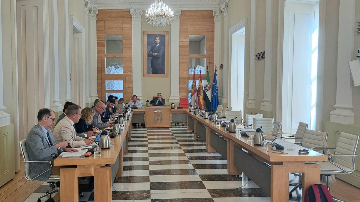 La mitad del pleno vacío (con la bancada de PSOE y Podemos) durante el debate de la moción sobre la Cruz de los Caídos.