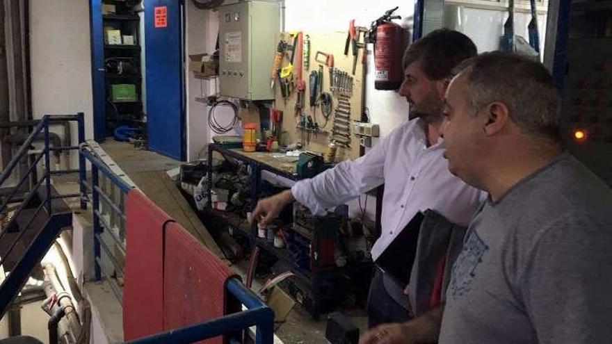 Técnicos de la empresa visitaron ayer la piscina. // Noé Parga