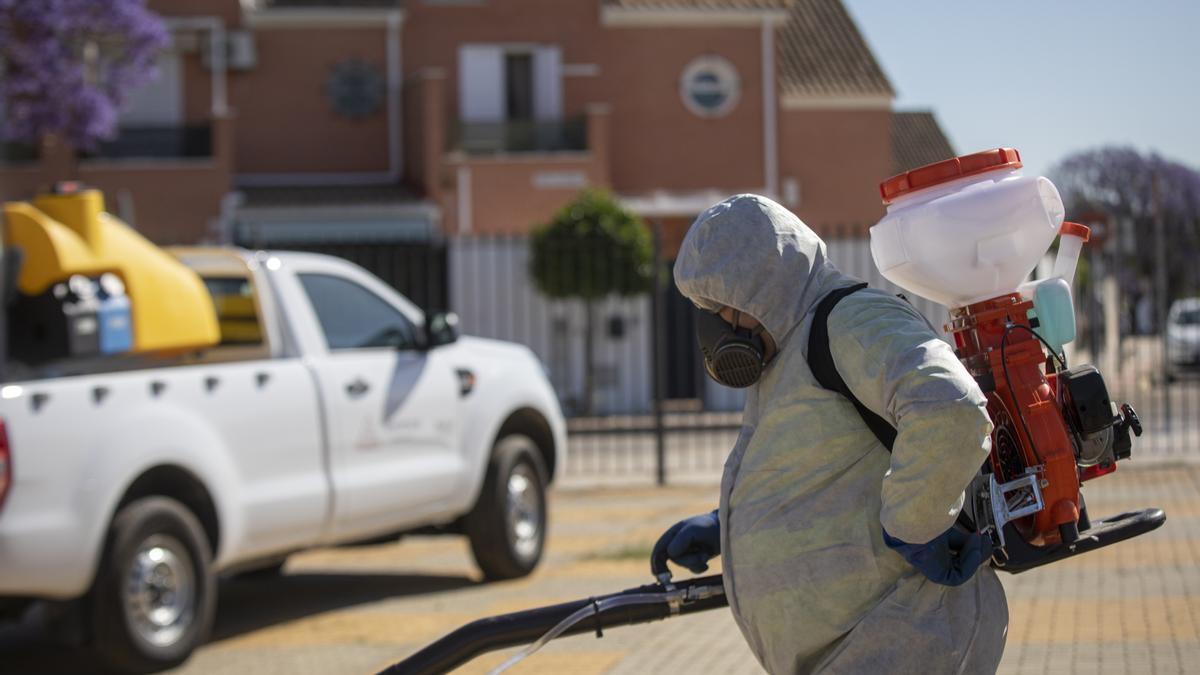 Un operario realizando las labores de fumigación y el tratamiento en imbornales contra el mosquito para prevenir el Virus del Nilo