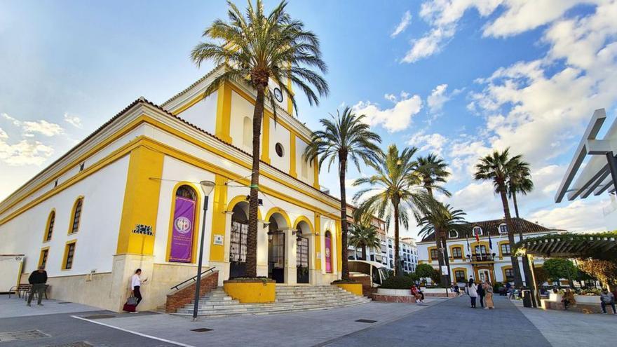 La plaza de la Iglesia de San Pedro, centro neurálgico de la localidad.