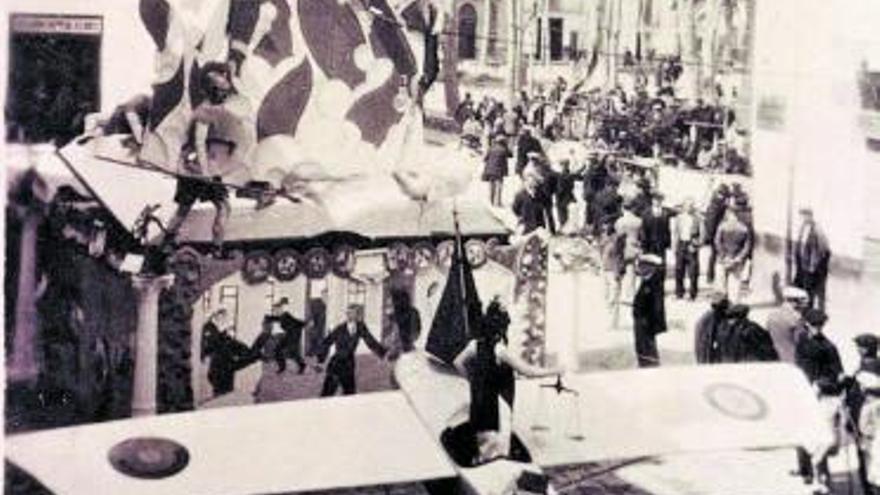 Primera falla plantada en Sagunt. | ARXIU LLUECA-JUESAS