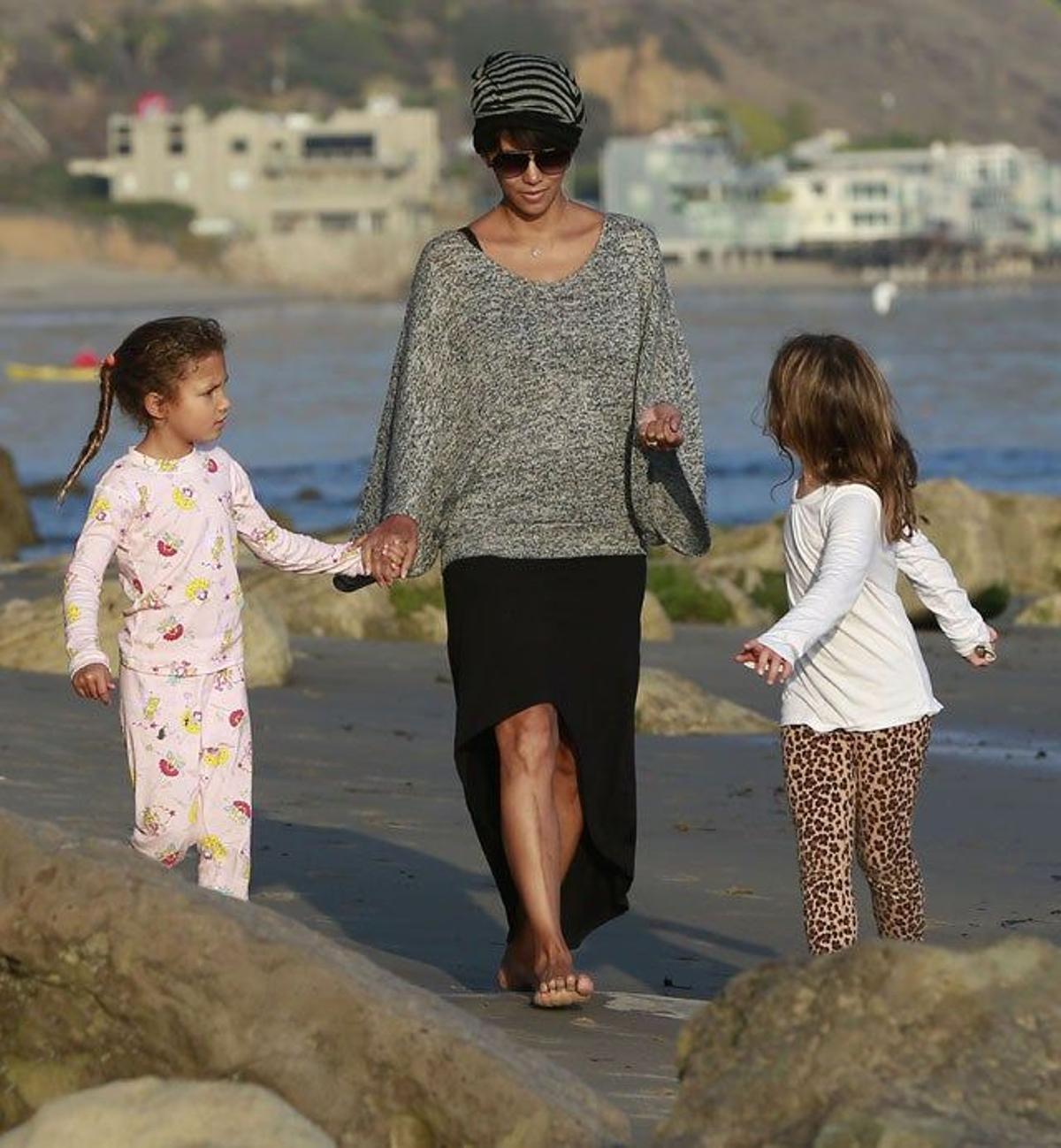 Halle Berry en la playa con Nahla 7