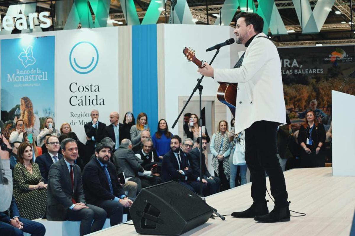 Momento de la actuación de Diego Cantero en el stand de la Región en Fitur