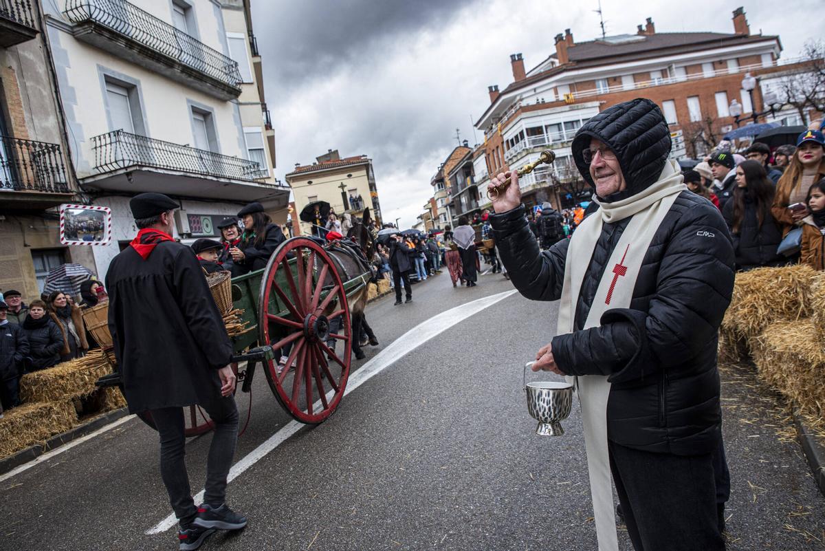 La cercavila de cavalleries i xarrets de Puig-reig s'ha celebrat amb normalitat tot i la pluja La cercavila de cavalleries i xarrets de Puig-reig s'ha celebrat amb normalitat tot i la pluja