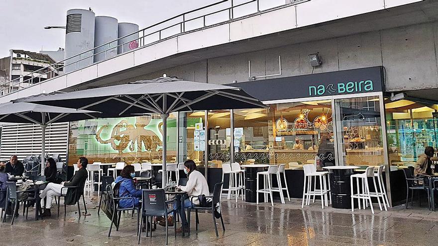 Terraza de un local de hostelería en Vigo, con las nuevas restricciones.