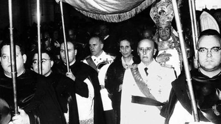 El dictador Franco entrant a l&#039;església.