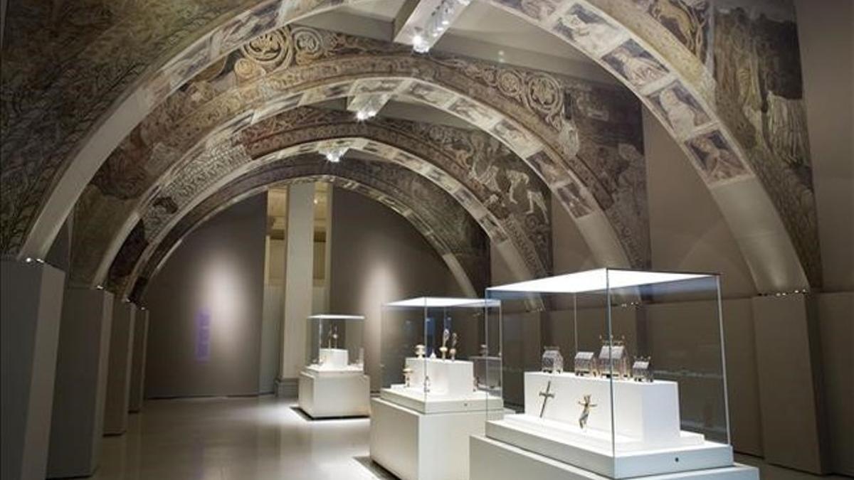 La sala del MNAC donde se exponen las pinturas rescatadas de la sala capitular del monasterio de Sijena.