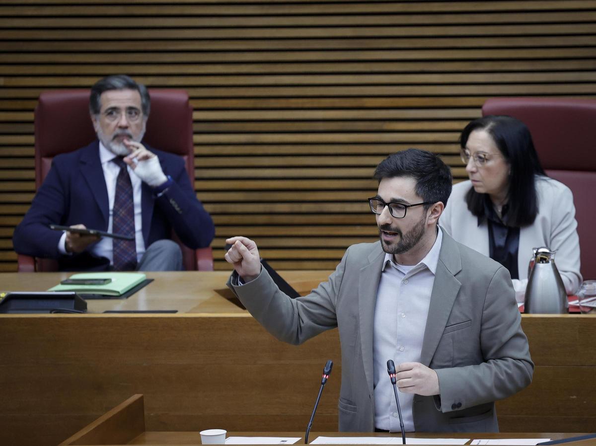 El diputado del PSPV, Benja Mompó, interviene en las Corts, este miércoles.