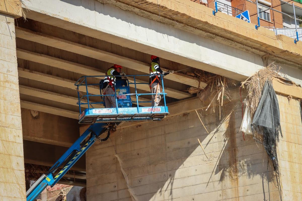 Los trabajos en las vigas de la estructura del puente de Quatre Camins.