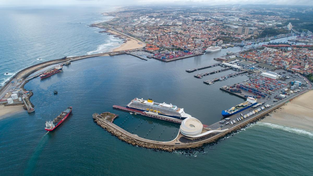 Vista general del puerto de Leixoes, con la terminal de cruceros en primer término