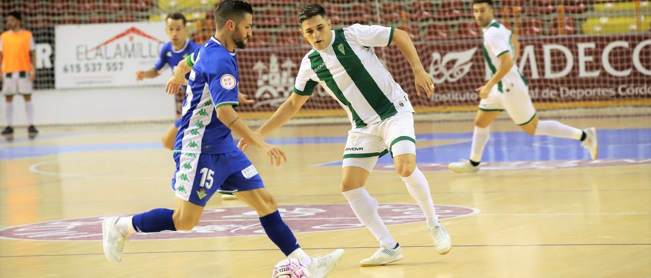 Álex Viana, durante un lance de un encuentro ante el Real Betis en Vista Alegre.