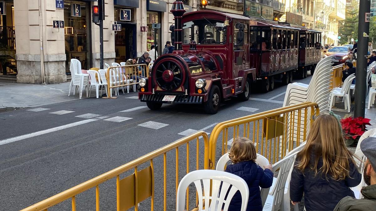 El público ya ocupa las sillas para ver la Cabalgata de Reyes en Valencia