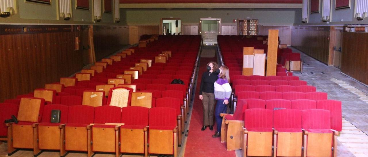 La concejala de Cultura de Nules, en una visita al teatro una vez finalizadas las obras.