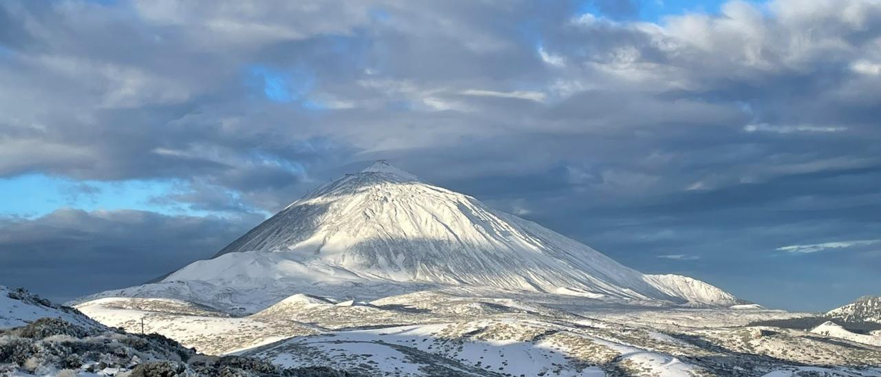 Imagen del Teide nevado en la mañana de hoy jueves.