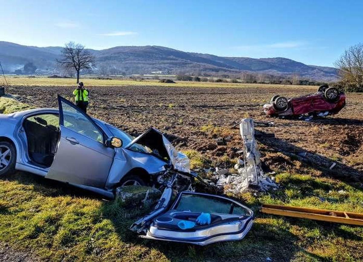 Cuatro adultos graves y dos menores ilesos tras una aparatosa colisión en Porqueira