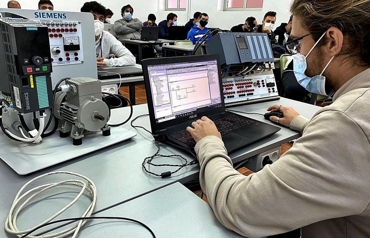 El alumno Fernando García, de Automatización y Robótica, manejando unos equipos.