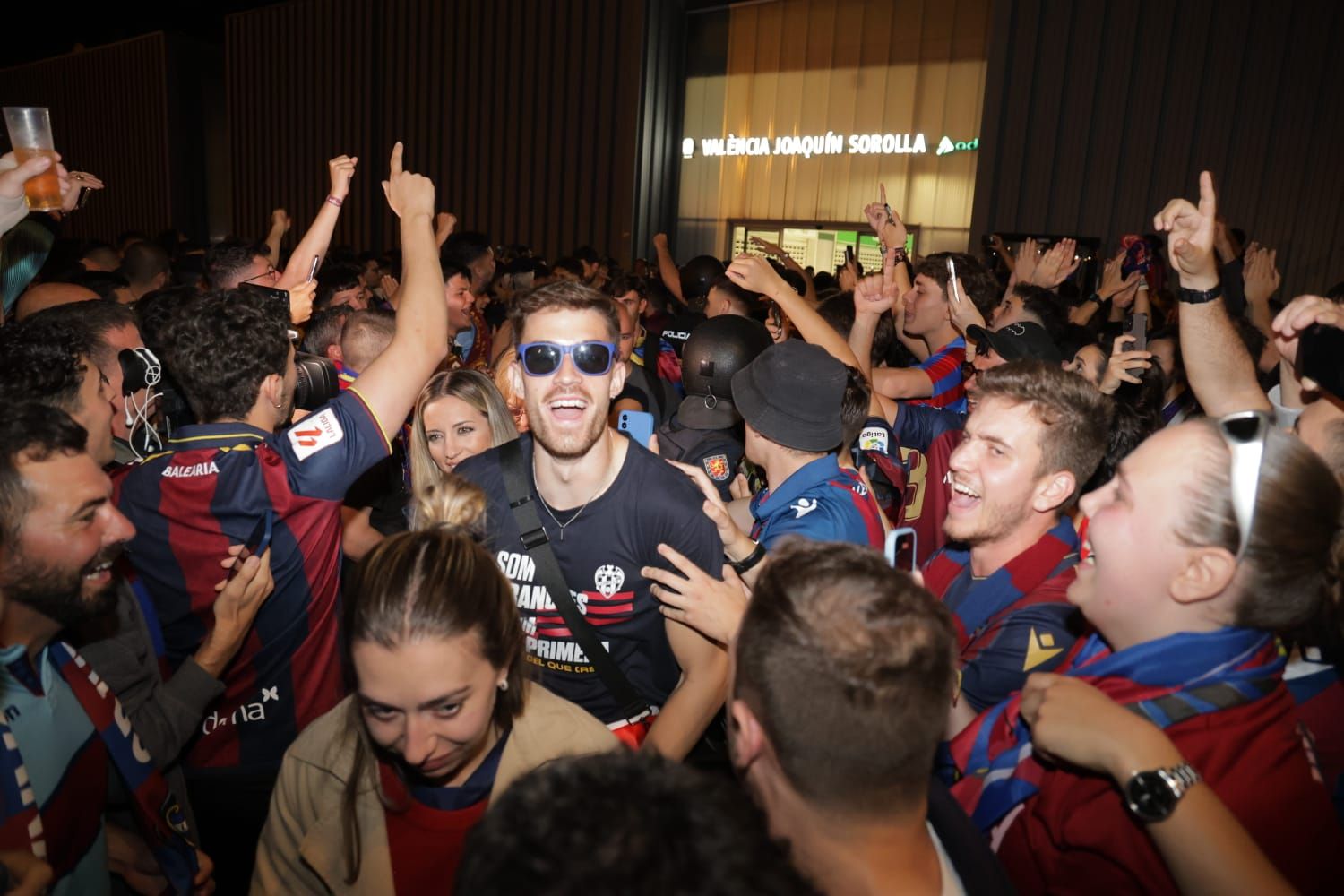 El Levante Ud llega a València tras conseguir el ascenso en Burgos