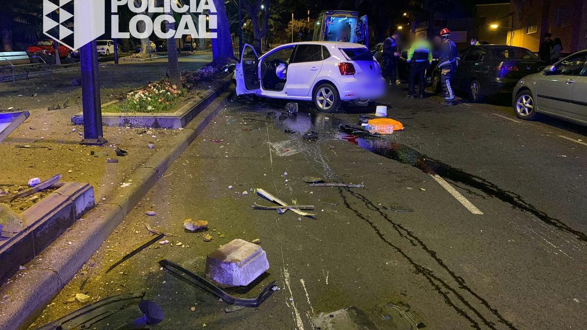 Estado en el que quedó el coche tras el accidente en la Avenida Príncipes de España de Santa Cruz de Tenerife.