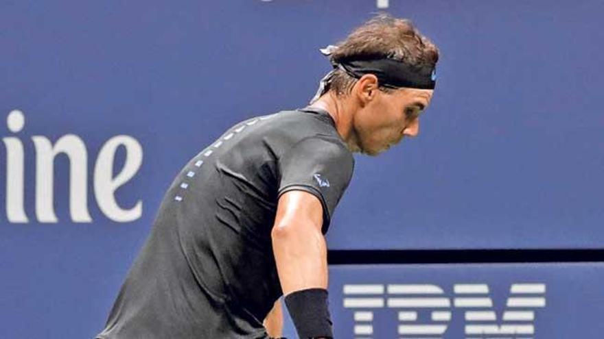 Nadal devuelve la pelota entre sus piernas.