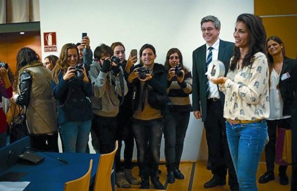 La periodista Ana Pastor, amb el Premi Blanquerna al millor comunicador, que ahir va rebre a Barcelona. La periodista Ana Pastor, amb el Premi Blanquerna al millor comunicador, que ahir va rebre a Barcelona.