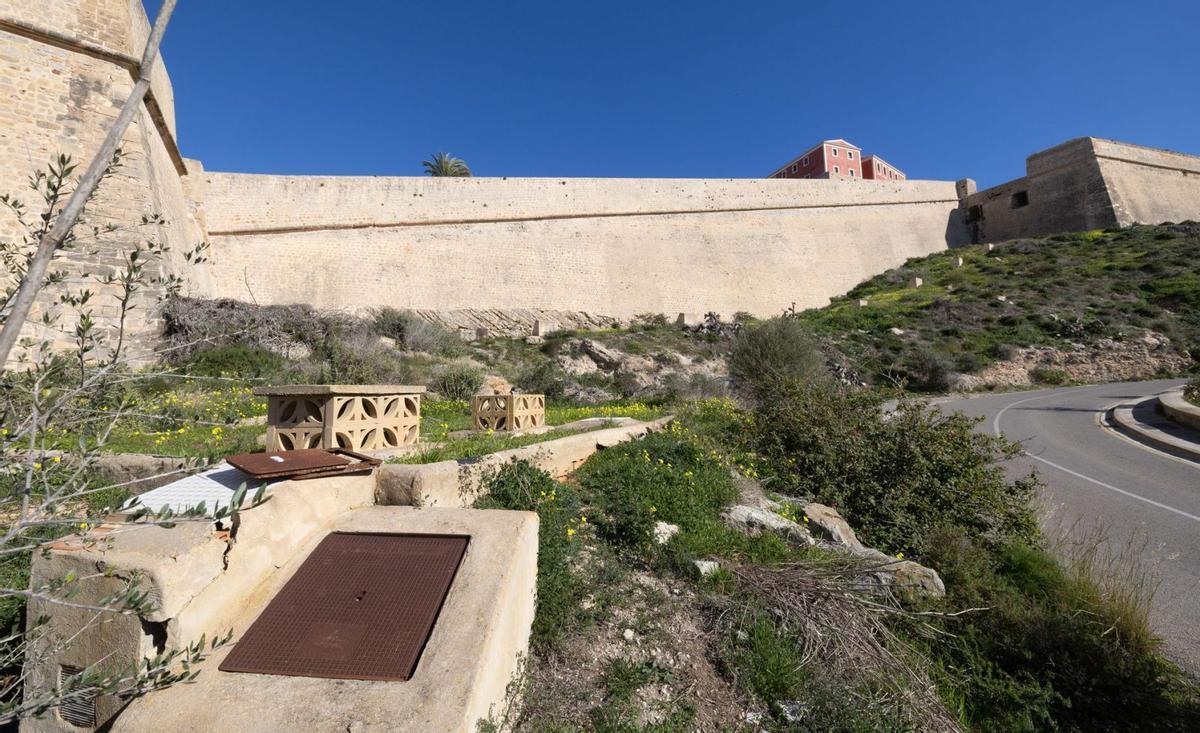 El depósito de agua del Parador, en el Camí del Calvari, a los pies de la muralla.