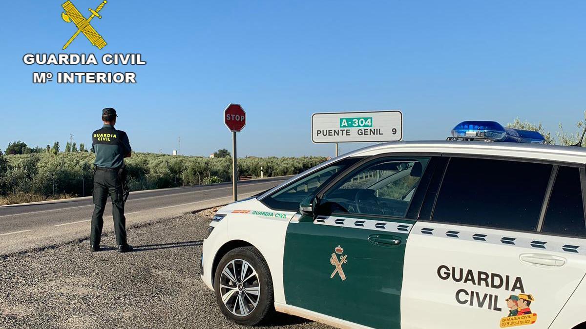 Patrulla de la Guardia Civil a escasos kilómetros de Puente Genil.