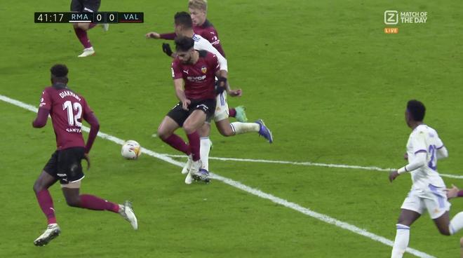 Casemiro se tiró en este penalti señalado de Alderete ante el Valencia