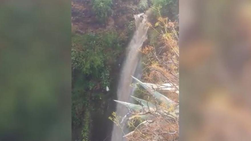 Intensas lluvias en Tenerife: El agua corre por el Barranco de Santos