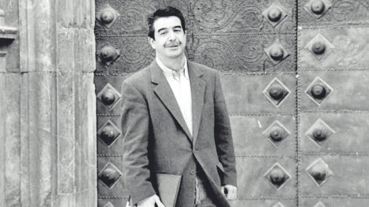 La foto es de Ángel Martínez. Elías Hernández Albaladejo en los años 90 ante la puerta de la catedral en la plaza de Belluga.
