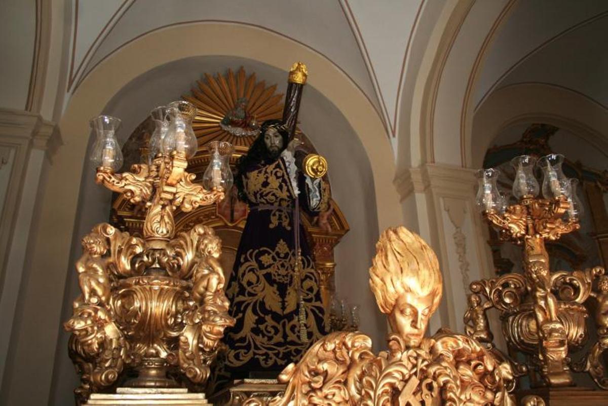El Cristo del Perdón en su trono de Alfredo Lerga Victoria dispuesto para desfilar este jueves. | P.WALS