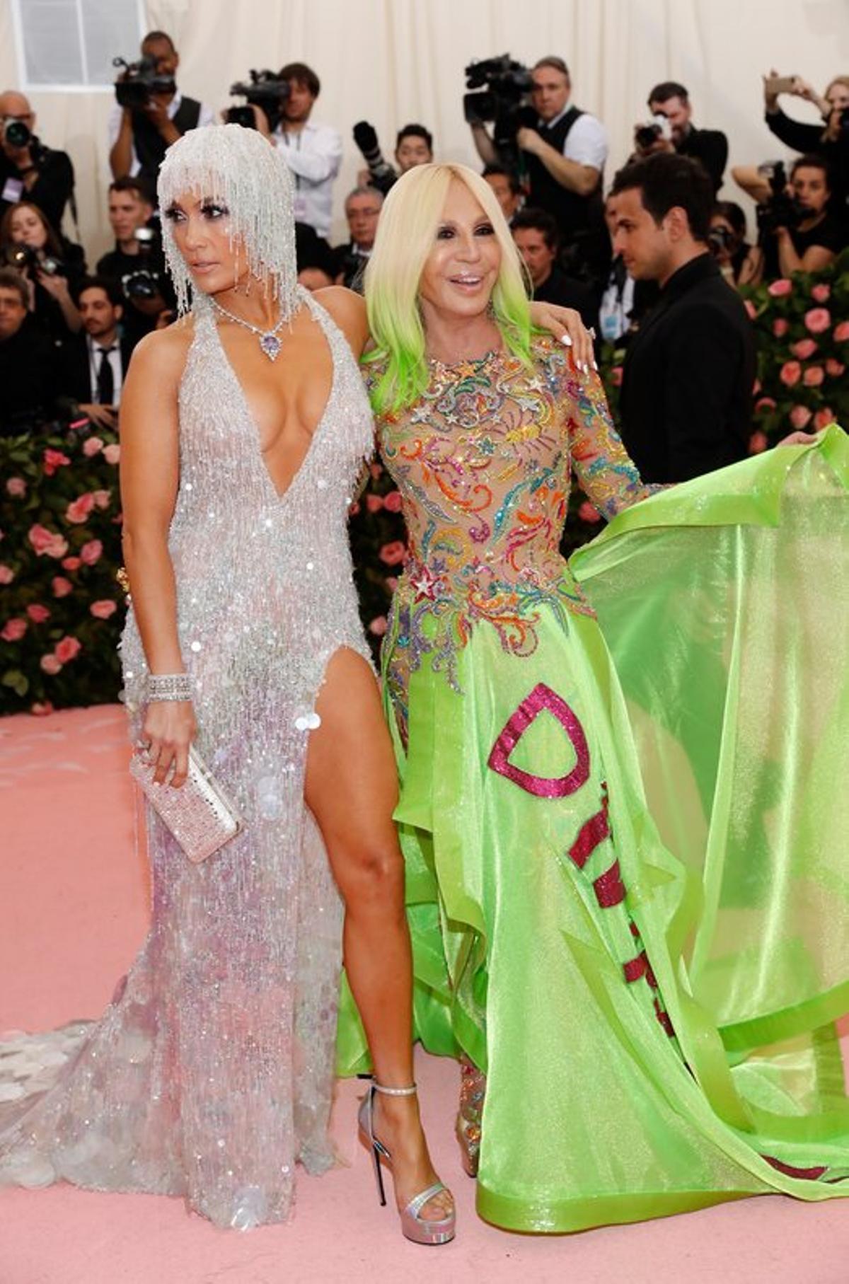 JLo con la imcombustible Donatella Versace.