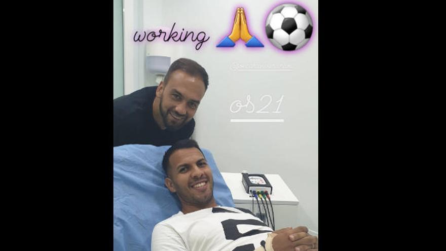 Jonathan Viera, esta tarde, en el Centro de Fisioterapia Juan Naranjo, junto a Deivid.