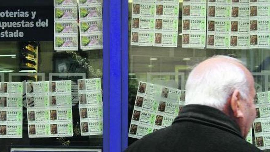 Una persona frente a una administración de lotería.