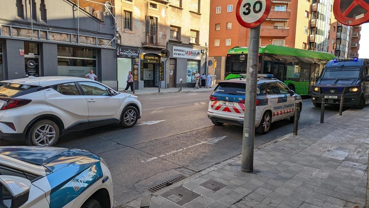 Els vehicles policials ocupaven un carril de la carretera de Vic sentit centre de la ciutat