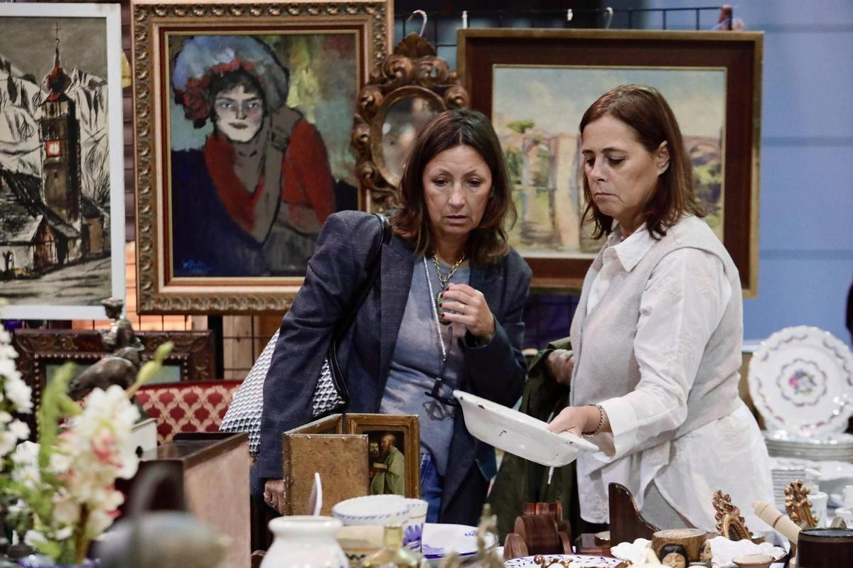 Dos mujeres observan artículos de la feria de desembalaje