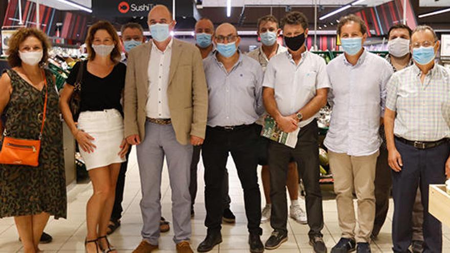 Representantes del Consell, de Eroski y productores posan en la presentación de la campaña.