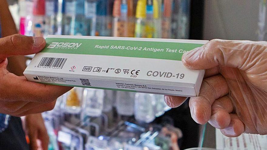 Un farmacéutico dispensa un test de antígenos. | Ana Burrieza