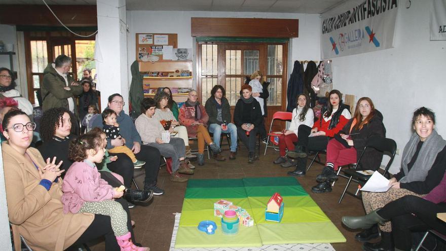 Participantes en el ‘faladoiro’ organizado por la Marcha Mundial das Mulleres.