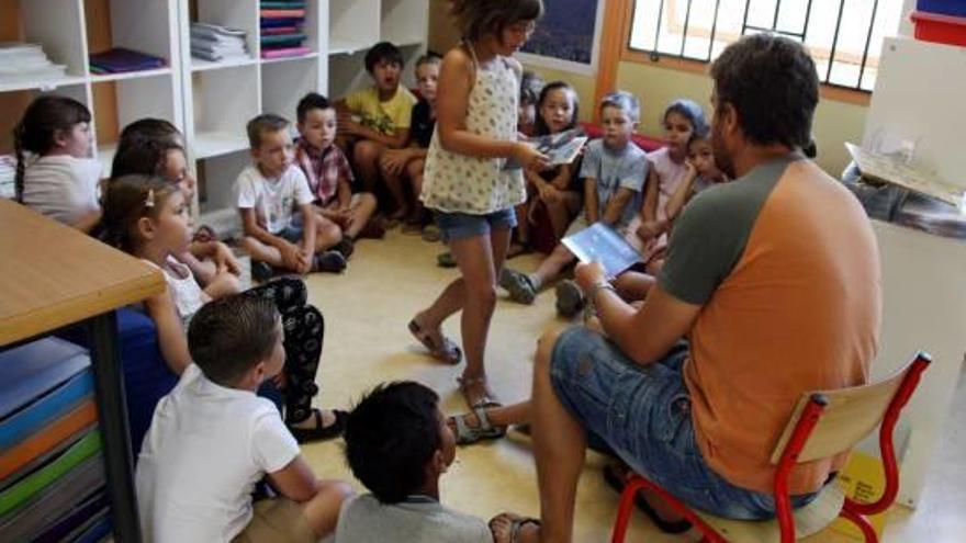 Interior d&#039;una aula de l&#039;escola La Bressola del Soler mentre un mestre fa classe.