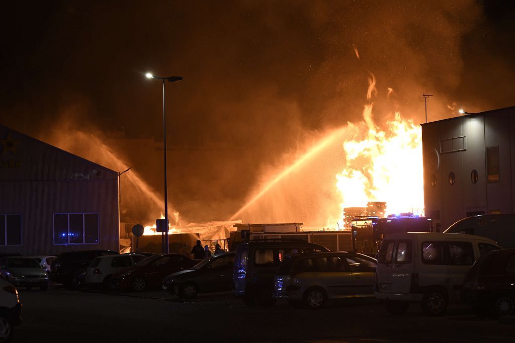 Estas son las imágenes que el aparatoso incendio de Puente Tocinos ha dejado este sábado