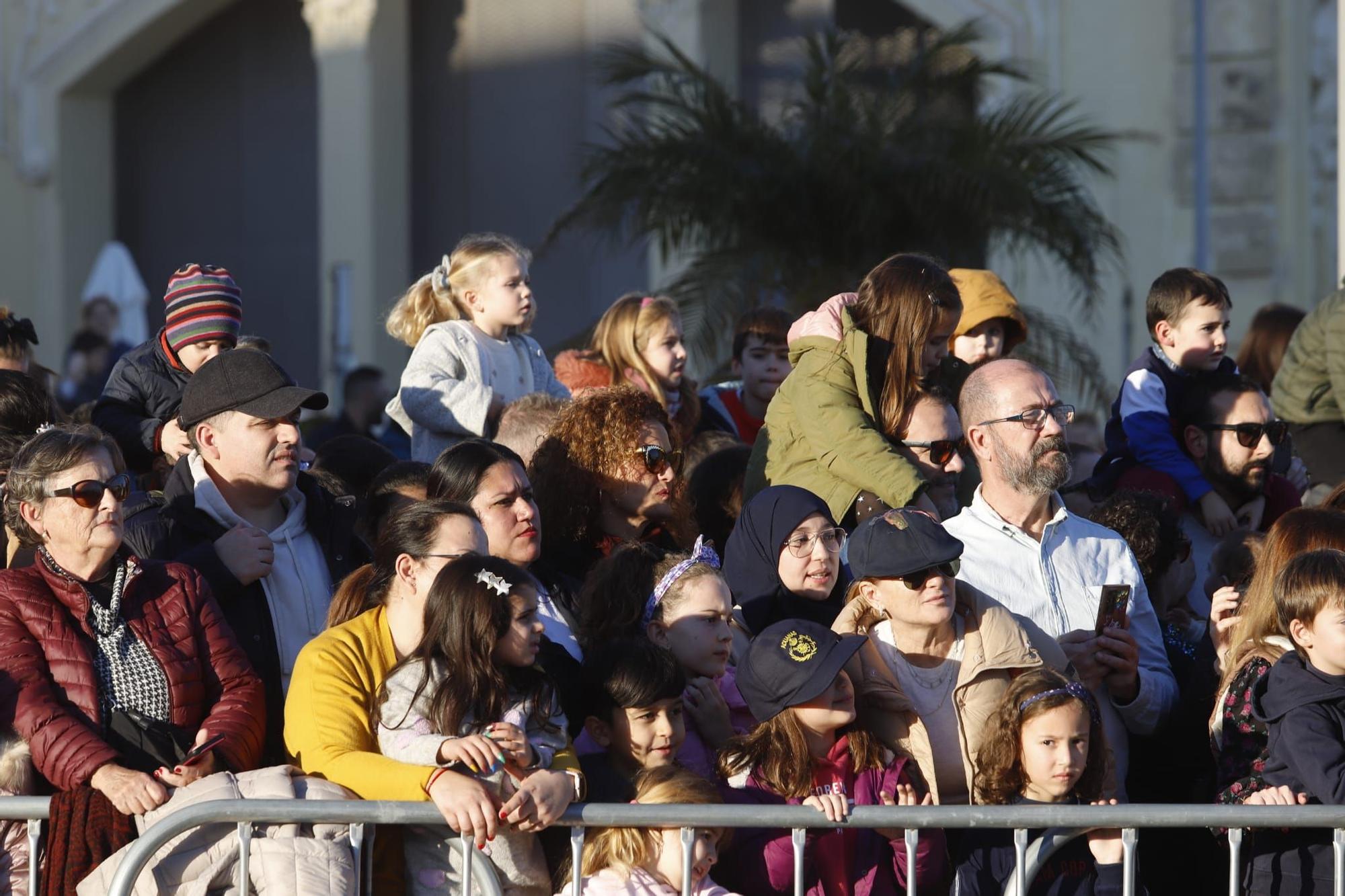 Cientos de niños reciben a los Reyes en el Puerto de València