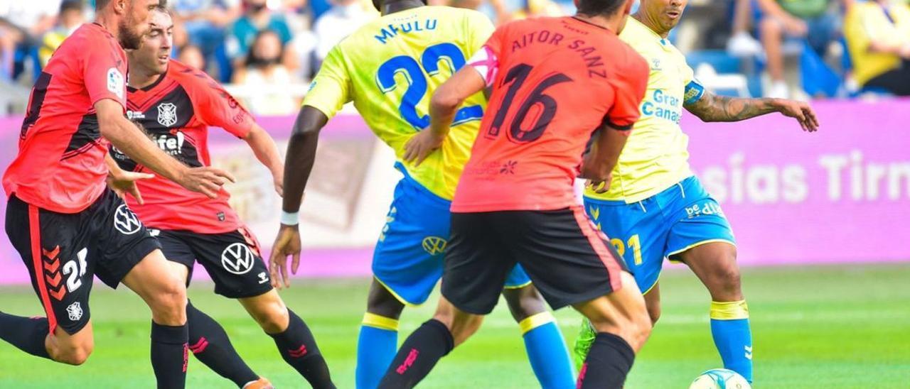 Los amarillos Jonathan Viera y Mfulu y los blanquiazules Aitor Sanz, Míchel Herrero y Rubén Díez, en el derbi de la primera vuelta.