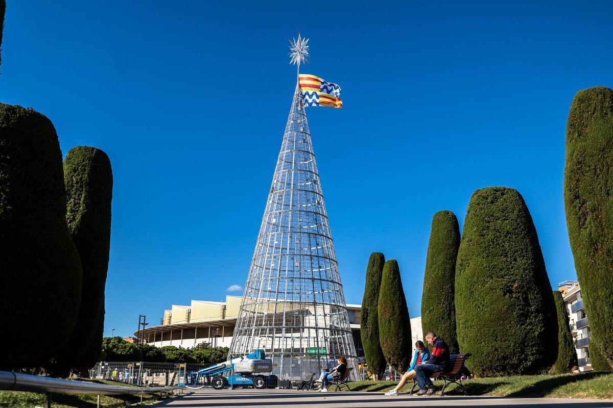 Badalona ya tiene el árbol de Navidad más alto de España