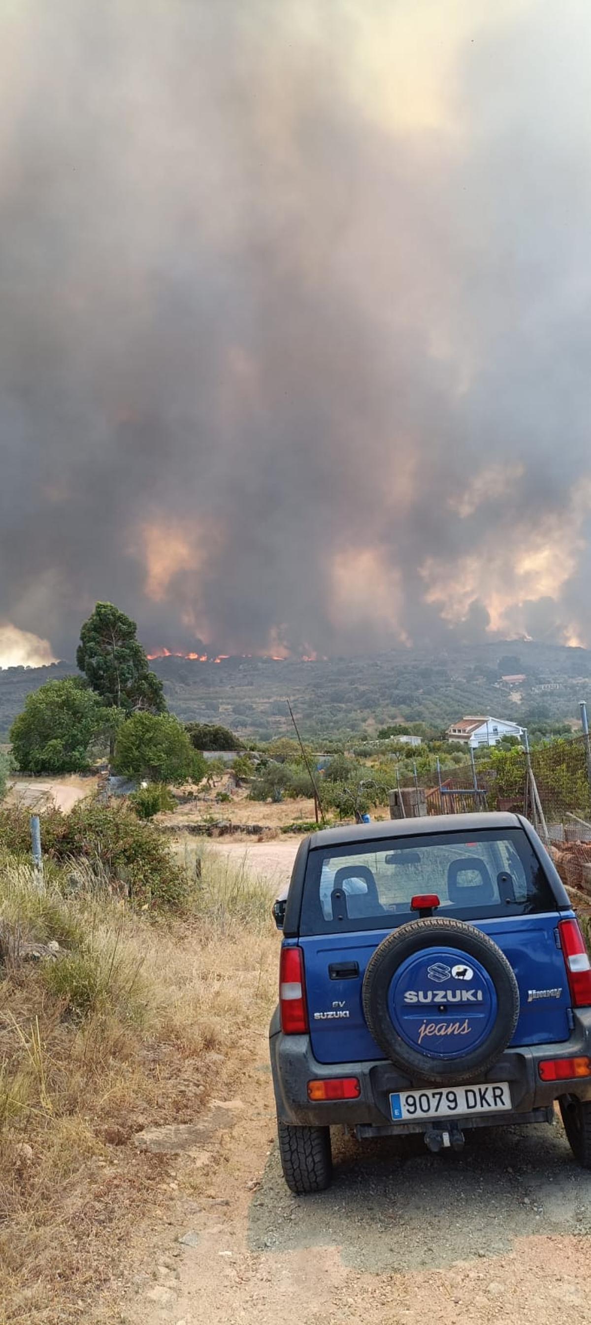GALERÍA | Un incendio forestal amenaza Fermoselle