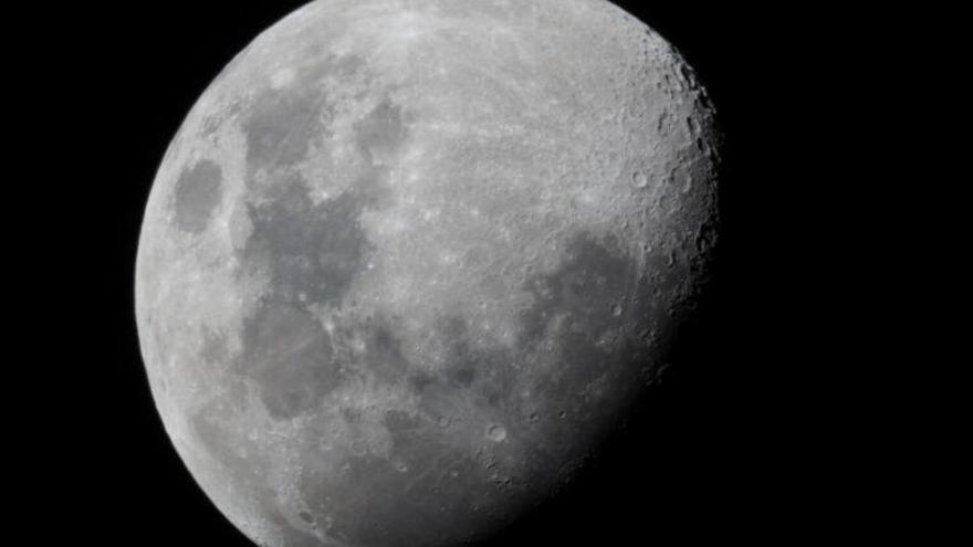 La Tierra crea agua en la superficie lunar