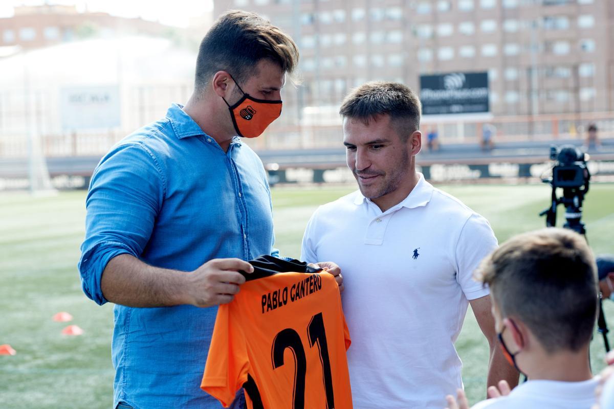 El presidente taronja, Víctor Ventosa, le entregó una camiseta del Torrent C.F. en su temporada del centenario con el nombre del deportista torrentino a la espalda