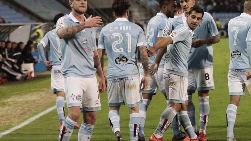 Guidetti se dirige a la grada para celebrar uno de sus goles. // Adrián Irago