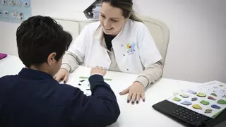 El choque entre Autismo Andalucía y la Junta por los 'profes sombra': los padres pagan el apoyo de sus hijos