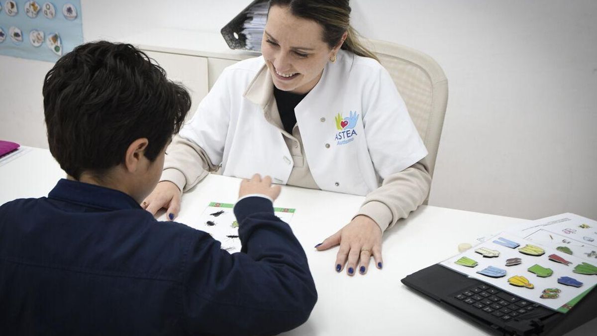 Una trabajadora de la asociación ASTEA de Almería, asiste a un usuario en las instalaciones de la asociación en el municipio almeriense de Huercal Overa.